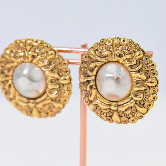 CHANEL Faux Pearl Gold Plated Round Earrings Clip - Picture 2 of 9